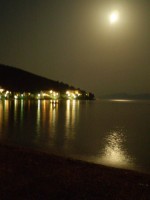 Když slunce zapadne, tak se zrcadlí na hladině moře 