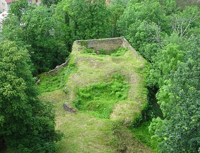 Základy vyhořelého manského domu, který nikdy nebyl opraven