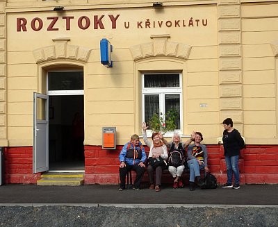 Je ráno a jedeme na výlet