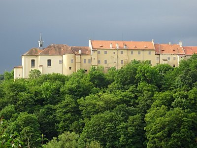 Nad zámkem se mračí
