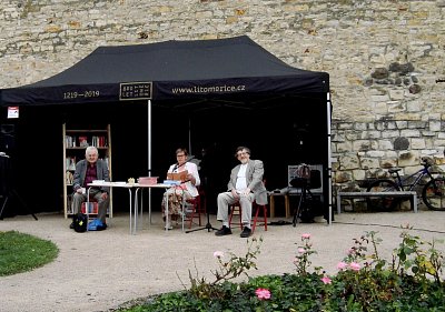 Ing. Černá čte ze své Rodinné kroniky.