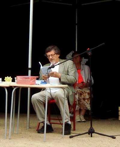 Čtu z knihy glos Kdo říká, že stáří je moudré?