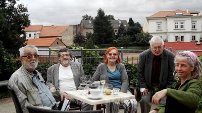 Závěrečné posezení u vína s přáteli ve Fér kafé.