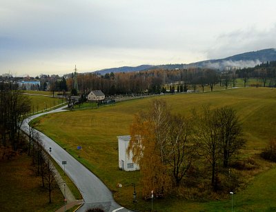 Okolo hřbitova k pivovaru. Tudy chodím k synovi.