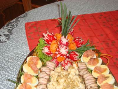 růžičky z mrkve, před stáčením proužků namočit do slané vody