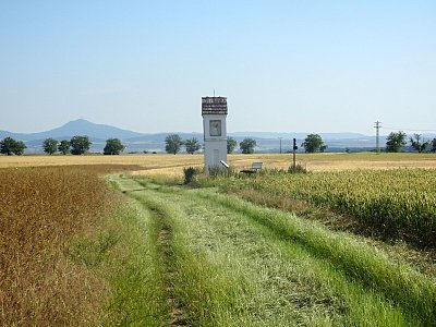 Ráno u kapličky v polích