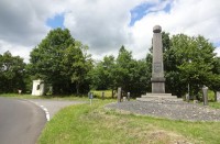 francouzský pomník a Juchtová kaple u Stradova