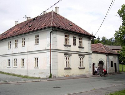 1. Památník Dr. Antonína Dvořáka Nelahozeves, tady jsem prožil mládí