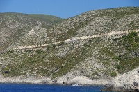 někdo pluje na lodi, někdo jede autobusem