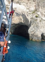 manévrujeme do té díry ve skále