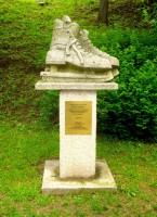 Dílo mladých kameníků-stojí u stadionu -na počest hokejisty J. Vašíčka