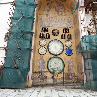 Orloj v závoji oprav