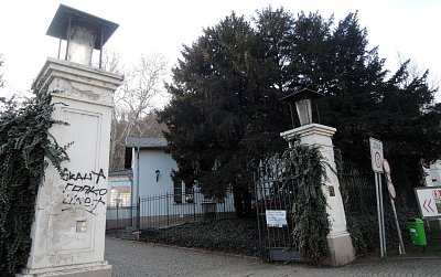 Vchod do Kinského zahrady na náměstí Kinských