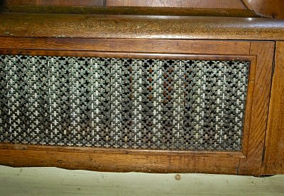 dumyslne-schovany-radiator-v-hale.jpg