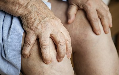 Těžké nohy, otoky a křeče. Běžný problém starších lidí nebo vážné nebezpečí?