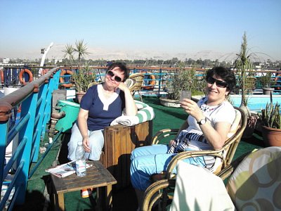 ranní pohoda na nilské lodi Crocodilo po nočním příjezdu vlakem z Káhiry do Luxoru