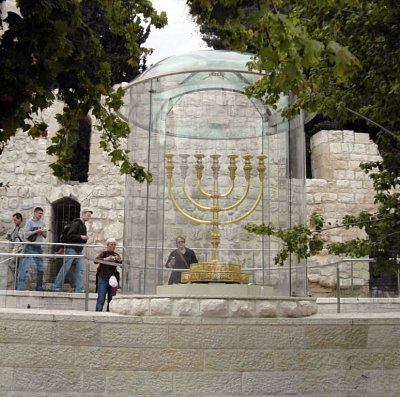 Sedmiramenná menora poblíž Zdi nářků, připravená pro třetí chrám Hospodinu