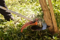 Křovinořezy: univerzální stroje,
vhodné (nejen) na vysokou trávu
