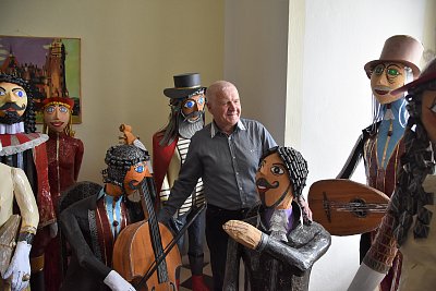 Kastelán a výtvarník Jaroslav Hrubý obklopen figurami expozice Papírový svět