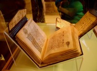 Granada - staré korány vystavené v paláci Karla IV v Alhambře