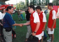 Herec Oldřich Vízner předává ceny