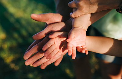 Poslanci schválili novelu, která počítá s větší podporou náhradní rodinné péče 