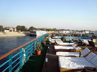 horní paluba nilské lodi s bazénem