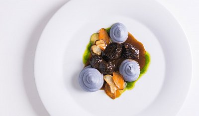 Slavnostní oběd: Hovězí líčka s pečenou kořenovou zeleninou a bramborová kaše