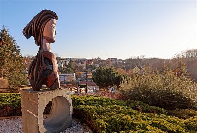 Taky žena, ale dřevěná ...