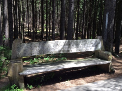 Lavička s varováním MÚ Hořice