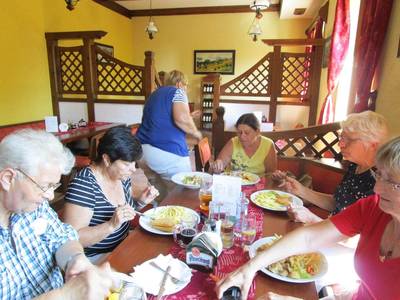 Já už se na to nemůžu dívat, zavřete oči, odcházím