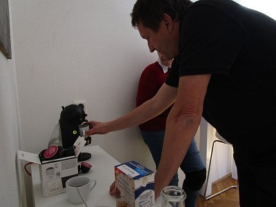 Honzík nám uvaří kafe...