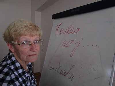 Co tady páchá ta osoba?