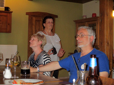 Helenka má proslov..., co vy dva, co tam sledujete?