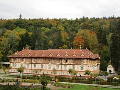 Jurkovičův dům s podzimním pozadím