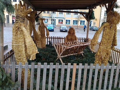 Slaměný betlém vedle kašny