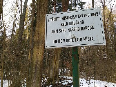 Připomínka smutných událostí na konci 2. světové války vedle památníčku