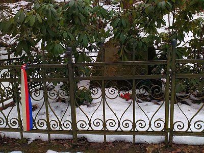 Památník s deskou s osmi jmény obětí z konce 2. světové války