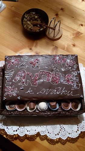 Bonboniéra pro Aničku-medovník jako krabička