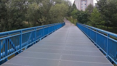 Lávka pro pěší je zkratkou mezi ulicemi Ledečská a Humpolecká