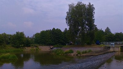 Dva splavy u budovy Povodí Vltavy (k němu totiž Sázava patří)