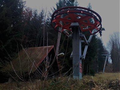 Dolní stanice vleku. Sjezdovka je opuštěná, kdo by tady co hledal, když není sníh