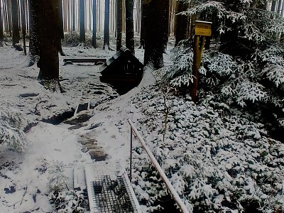 Pohodlně se k první studánce dostaneme přes kovové rohožové můstky
