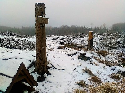 Studánku chrání aspoň stříška - les už nezachrání nikdo!!!