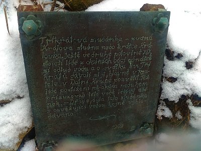 Vyprávění o studánce je umístěno na desce vedle ní.