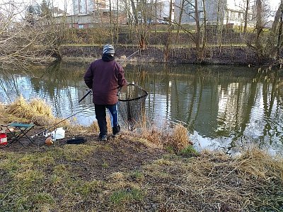 ...o pár vteřin později. Ryba již putuje do připraveného podběráku.