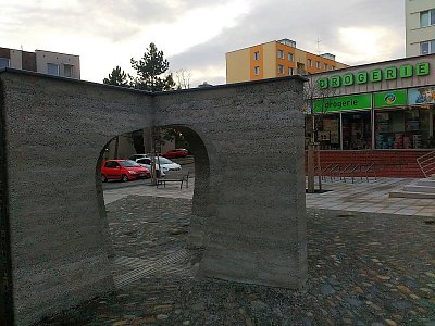 V místě tohoto moderního průchodu do kříže stávala v minulosti kaplička