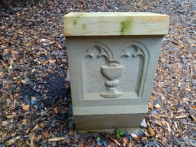 Klekátko na modlení je ze zadní strany vyzdobeno rovněž evangelickým symbolem