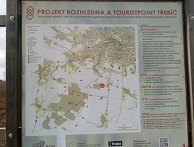 Informační panel s mapkou trasy na Pekelný kopec s rozhlednou