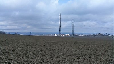 Cesta vede mezi poli, město Třebíč zůstalo v údolí.